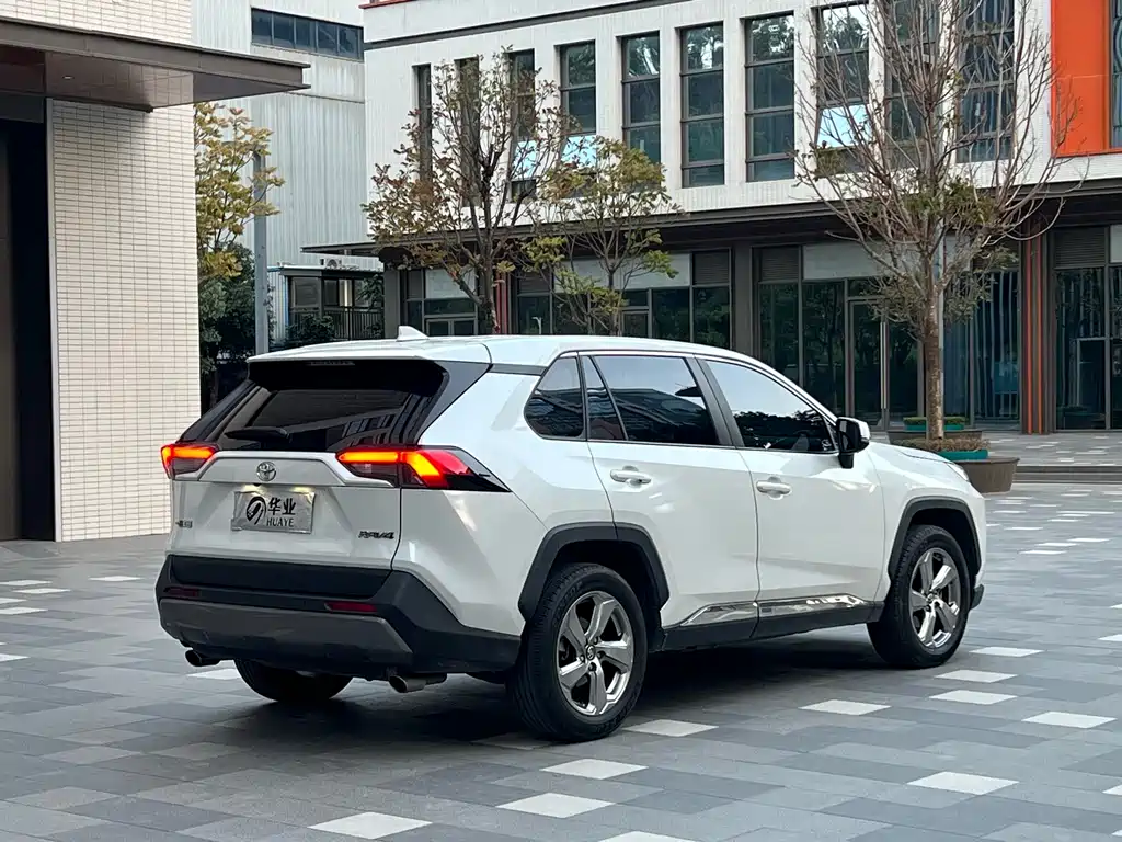 Toyota RAV4 2022 — фото 9