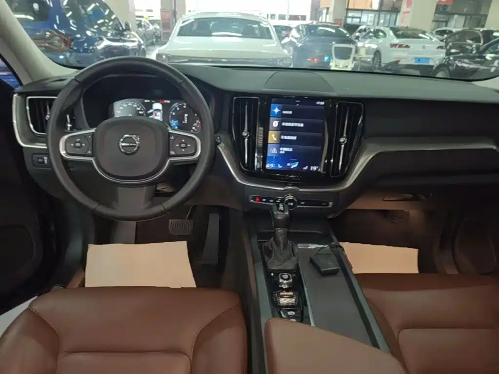 Volvo XC60 2018 — фото 10