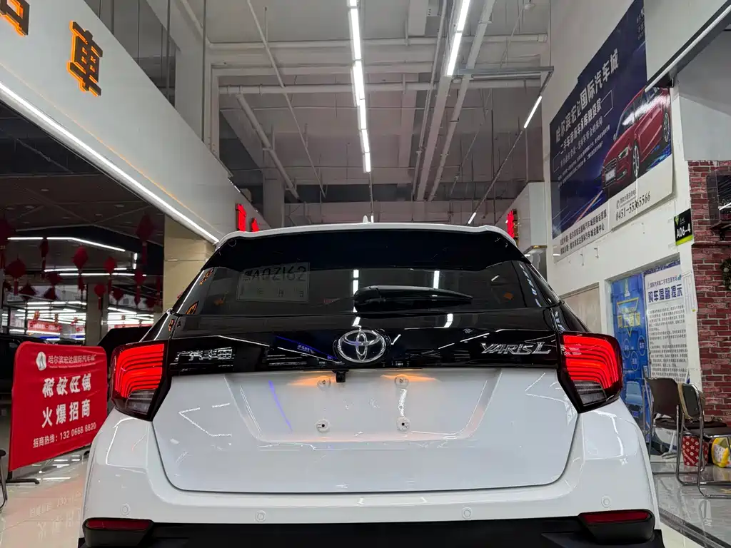Toyota Yaris L 2022 — фото 10