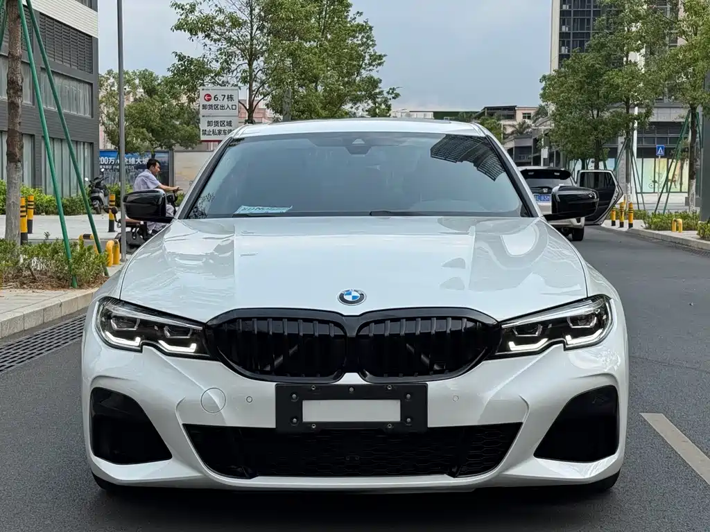 BMW 3 Series 2022 — фото 1