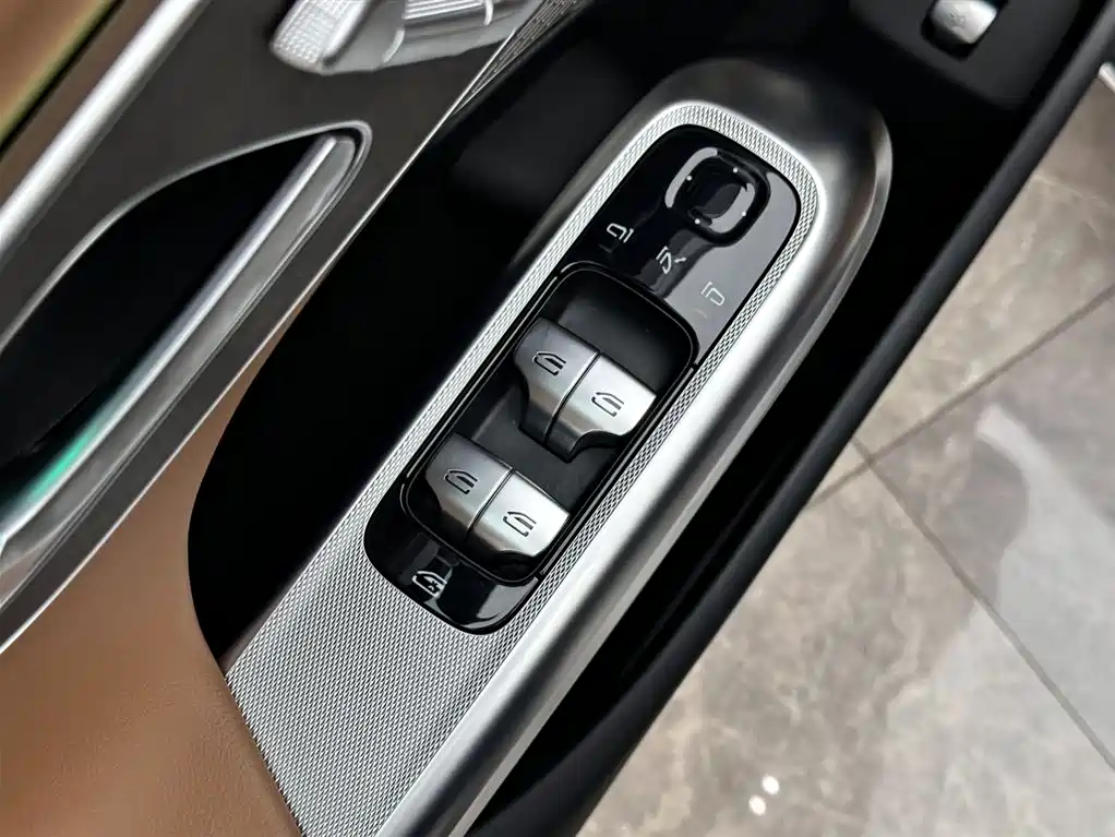 Mercedes-Benz E-Class 2025 — фото 16