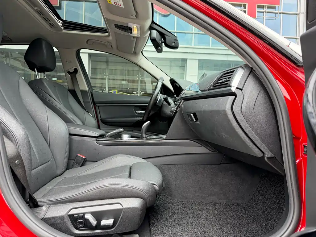 BMW 3 Series 2018 — фото 14