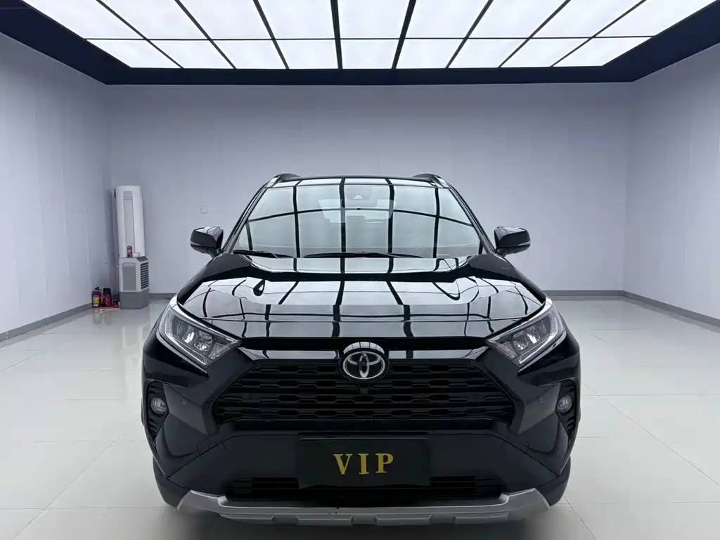 Toyota RAV4 2023 — фото 2