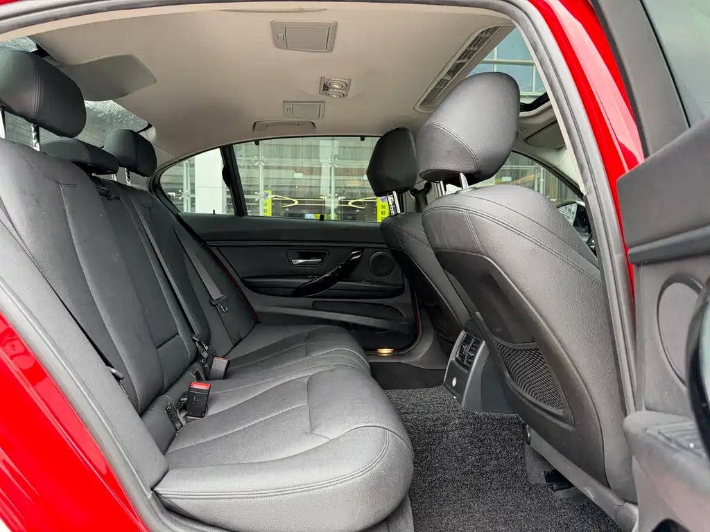 BMW 3 Series 2018 — фото 13