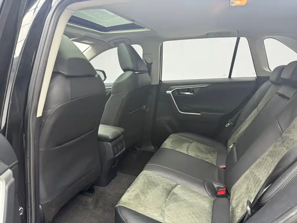 Toyota RAV4 2023 — фото 10