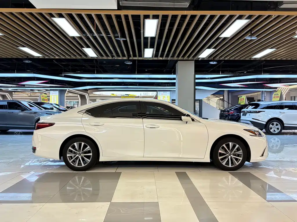 Lexus ES 2020 — фото 6