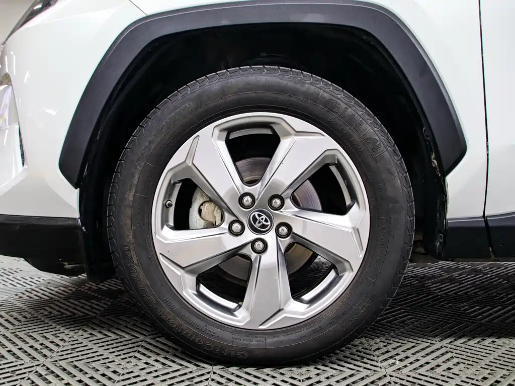 Toyota RAV4 2022 — фото 17