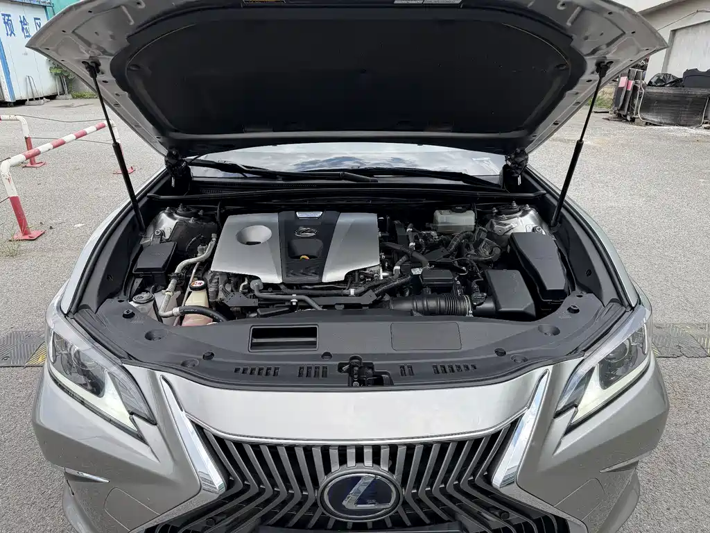 Lexus ES 2018 — фото 14