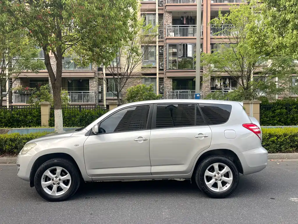 Toyota RAV4 2010 — фото 3