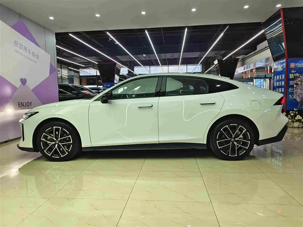 Changan UNI-V Smart Electric Idd 2024 — фото 7