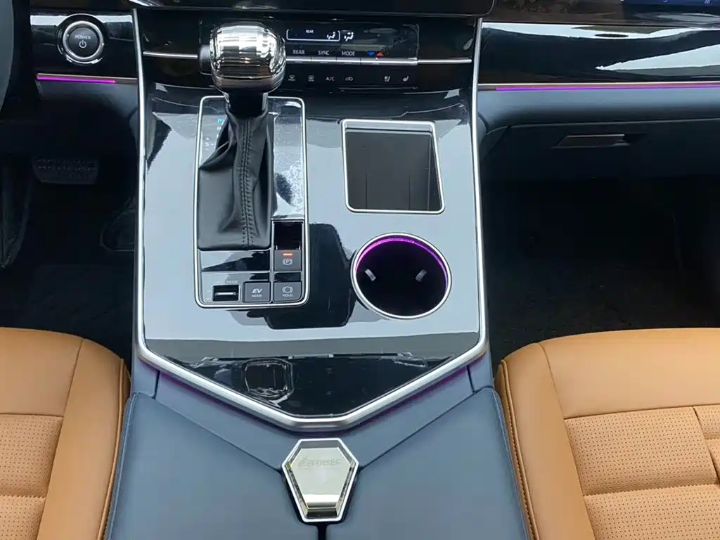 Toyota Granvia — фото 21