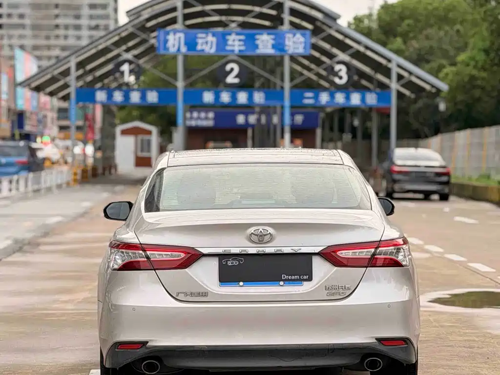 Toyota Camry 2019 — фото 10