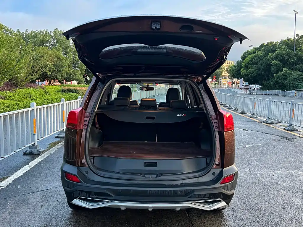 Toyota RAV4 2015 — фото 17