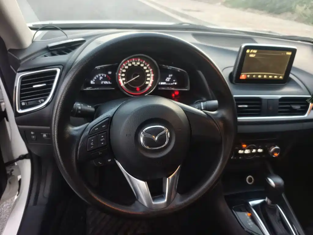 Mazda 3 Axela 2016 — фото 15
