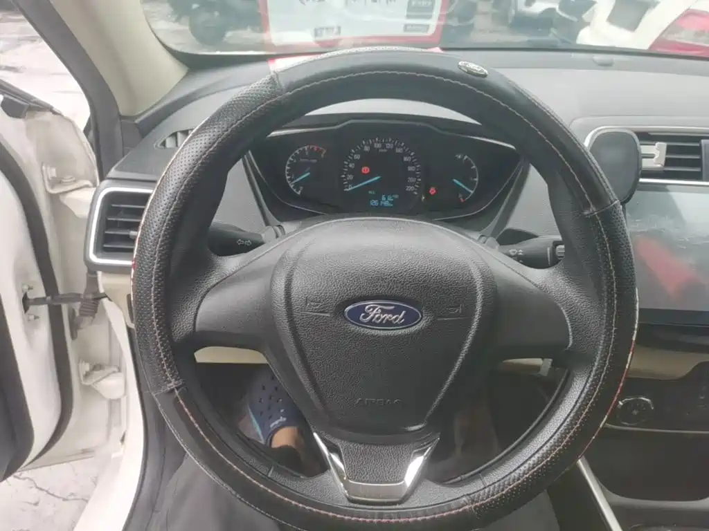 Ford Escort 2018 — фото 11