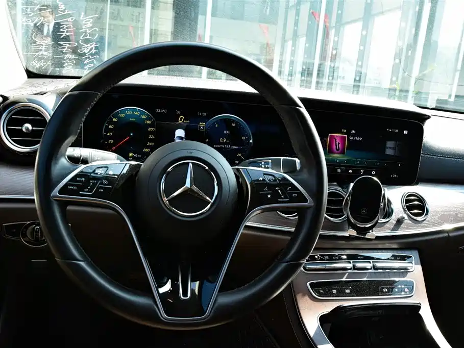 Mercedes-Benz E-Class 2023 — фото 17