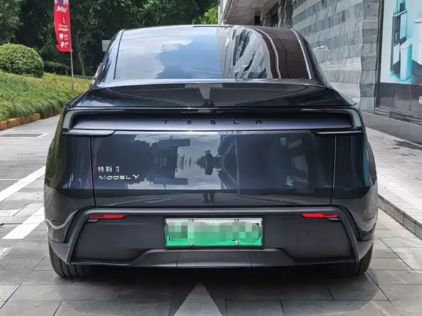 Tesla Model Y 2025