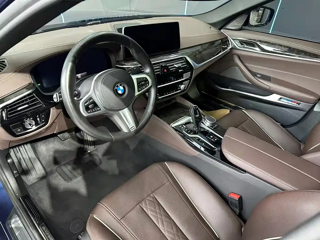 BMW 5 Series 2021 — фото 11