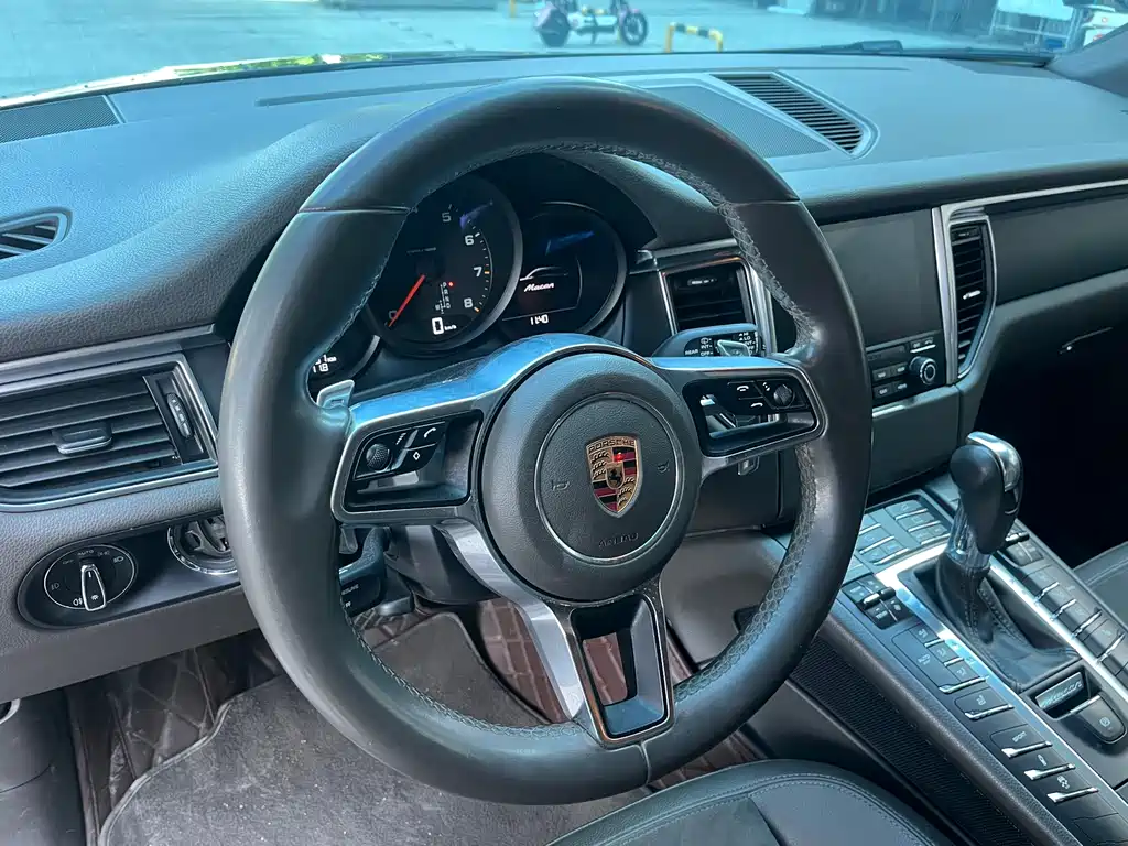 Porsche Macan 2017 — фото 11
