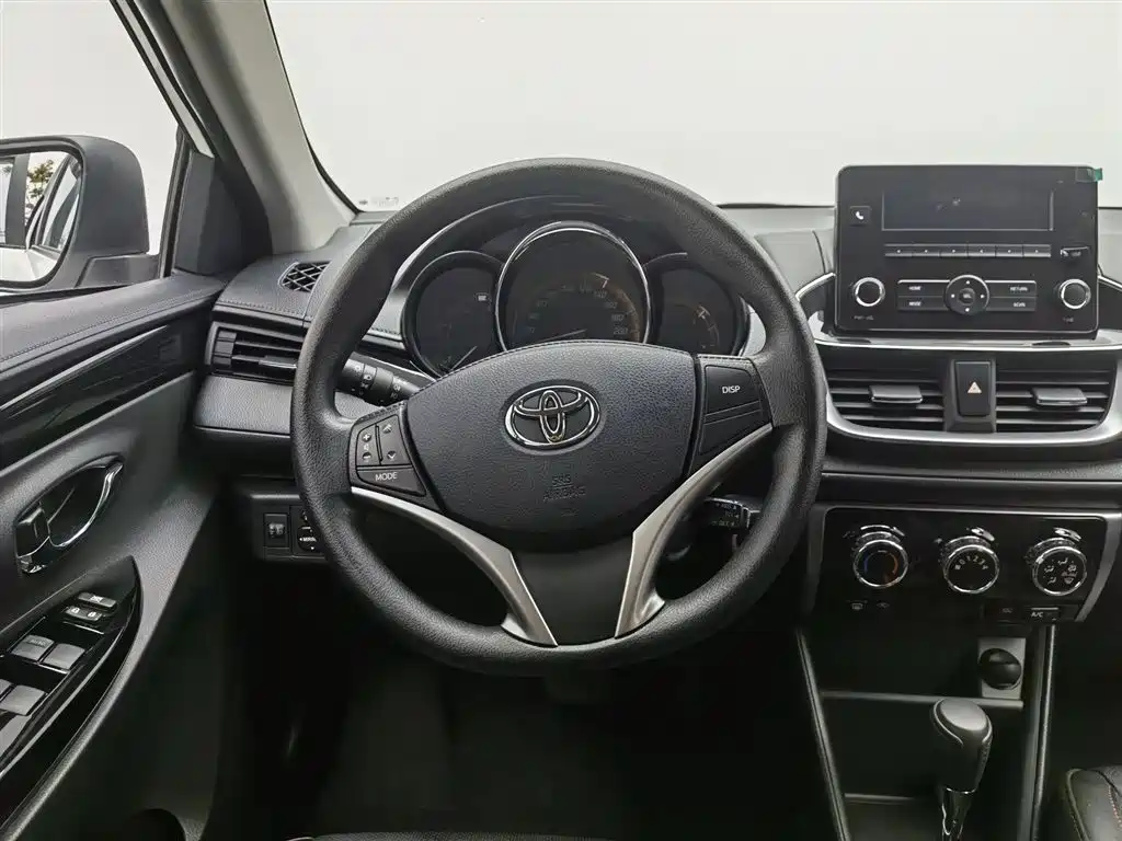 Toyota Yaris L 2022 — фото 11