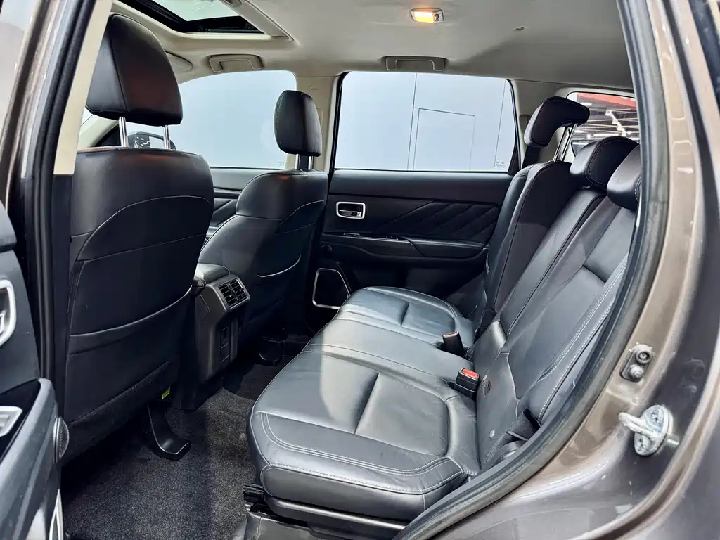 Mitsubishi Outlander 2018 — фото 10