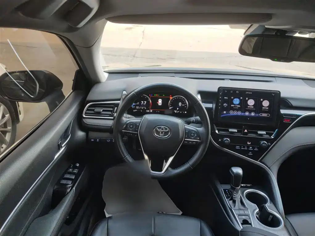 Toyota Camry 2023 — фото 11