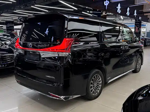 Lexus LM 2022