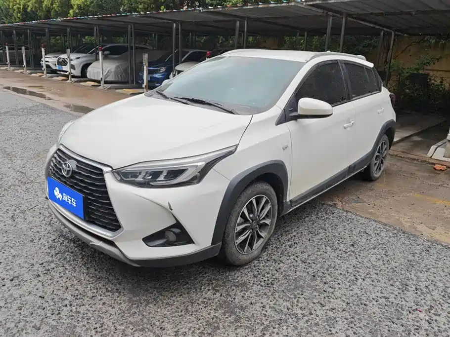 Toyota Yaris L 2022 — фото 1