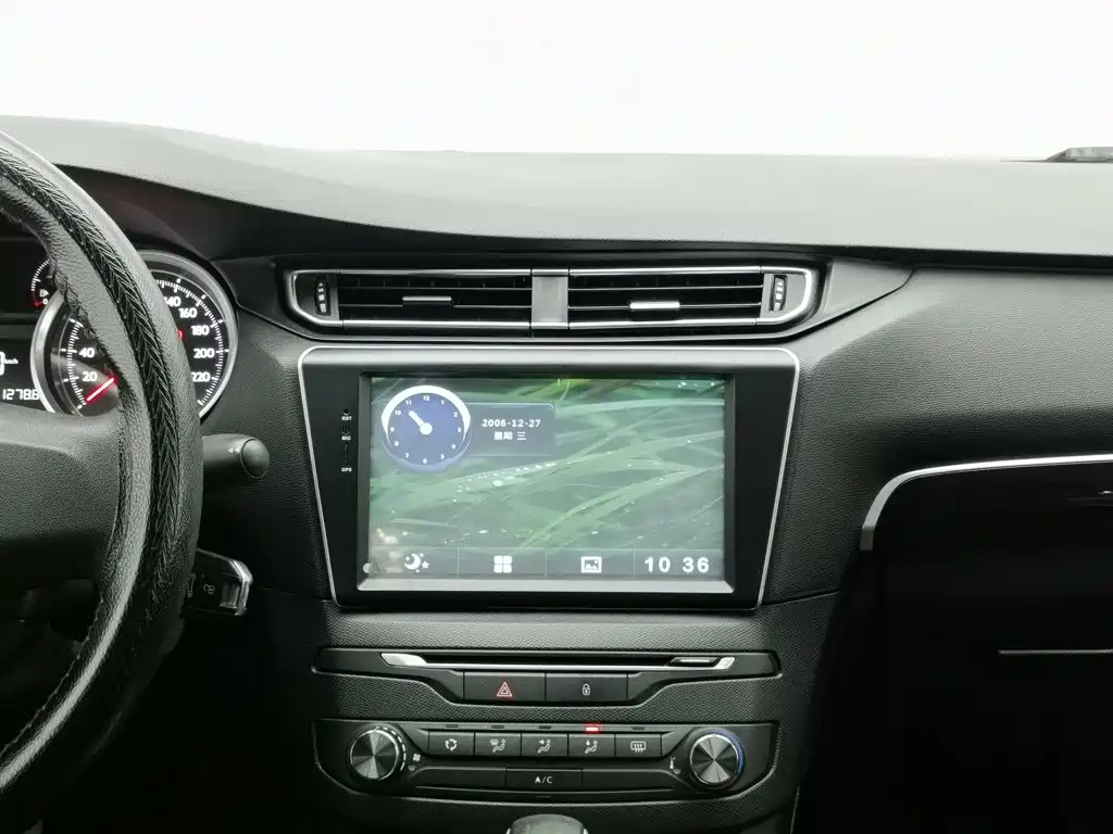 Peugeot 408 2015 — фото 12