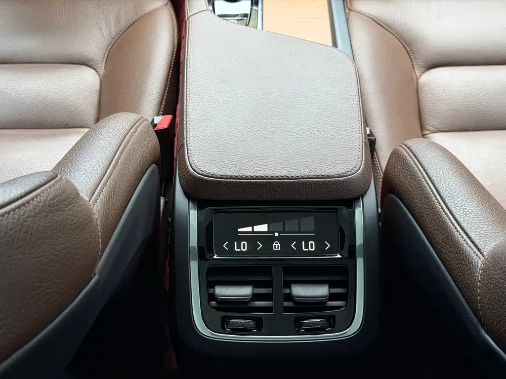 Volvo XC90 2022 — фото 15