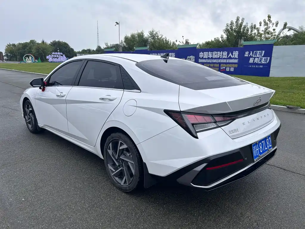 Hyundai Elantra 2023 — фото 12