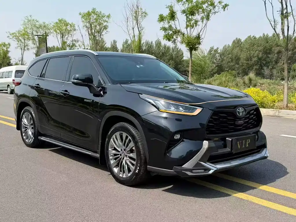 Toyota Highlander 2023 — фото 1