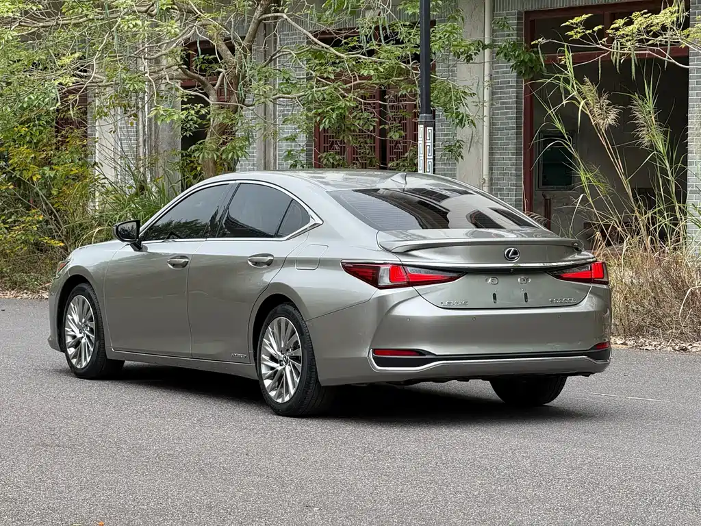 Lexus ES 2020 — фото 6