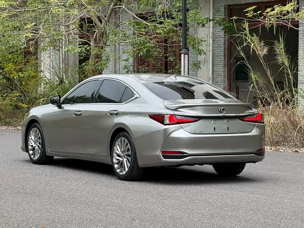 Lexus ES 2020