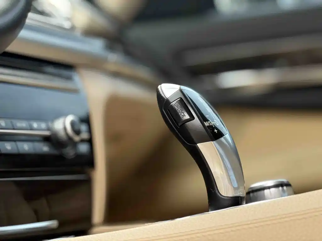 BMW 7 Series 2011 — фото 10