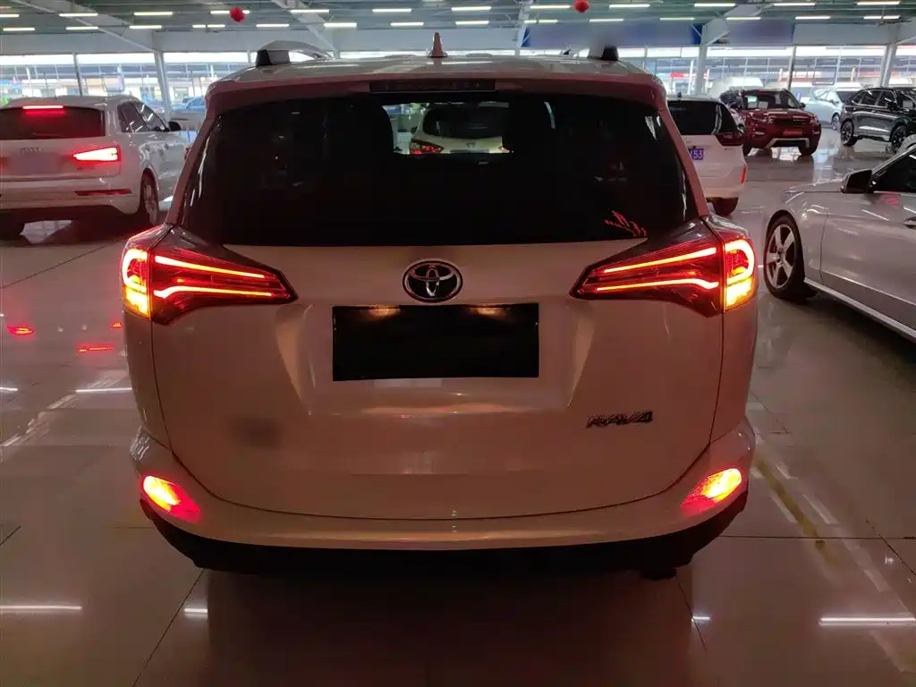 Toyota RAV4 2019 — фото 4