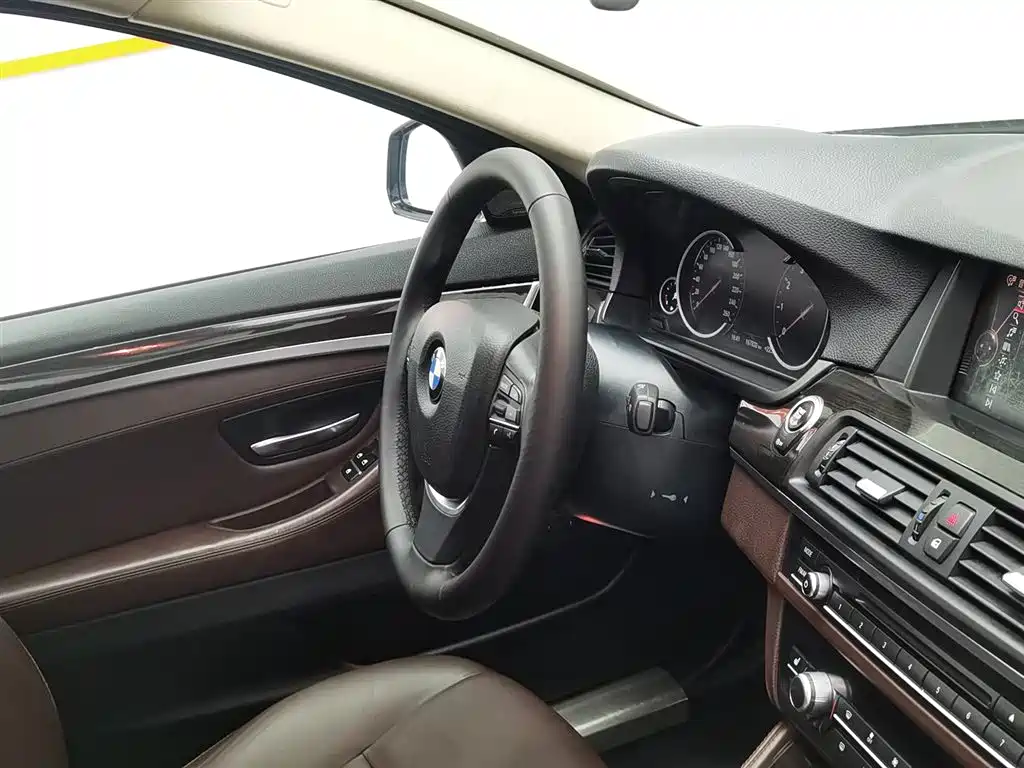 BMW 5 Series 2017 — фото 22