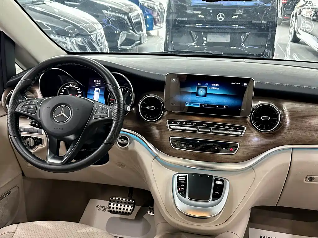 Mercedes-Benz V-Class 2022 — фото 8