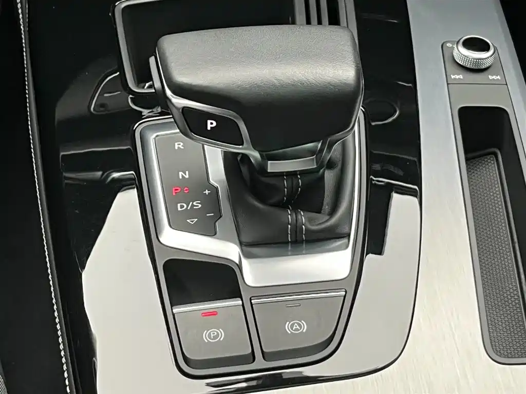 Audi Q5L 2023 — фото 26