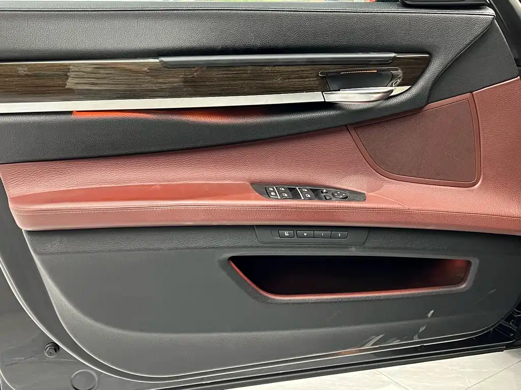 BMW 7 Series 2012 — фото 17
