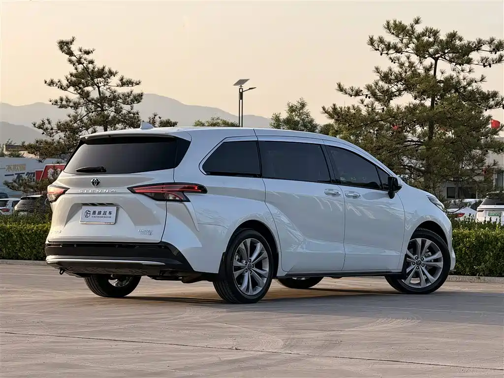 Toyota Sienna 2023 — фото 28