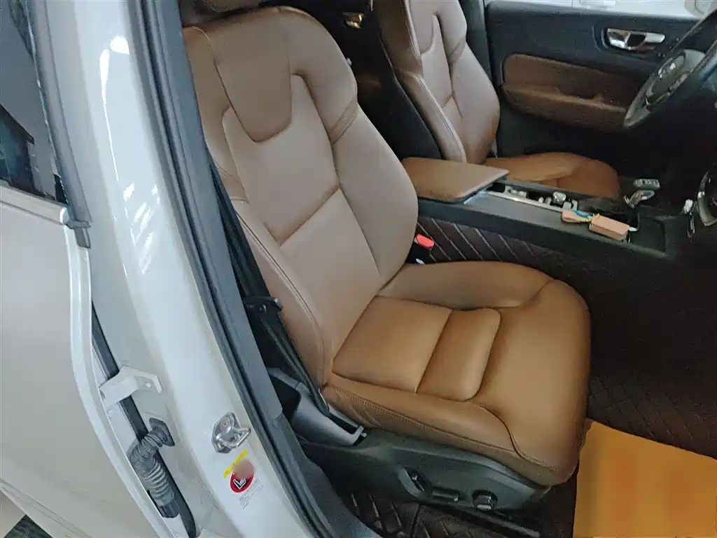 Volvo XC60 2021 — фото 25