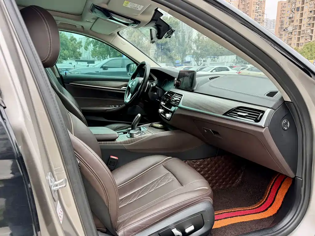 BMW 5 Series 2019 — фото 13
