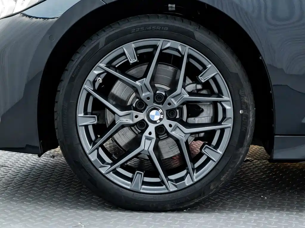 BMW 3 Series 2025 — фото 10
