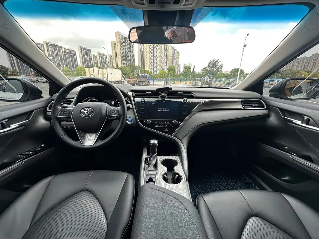Toyota Camry 2019 — фото 12