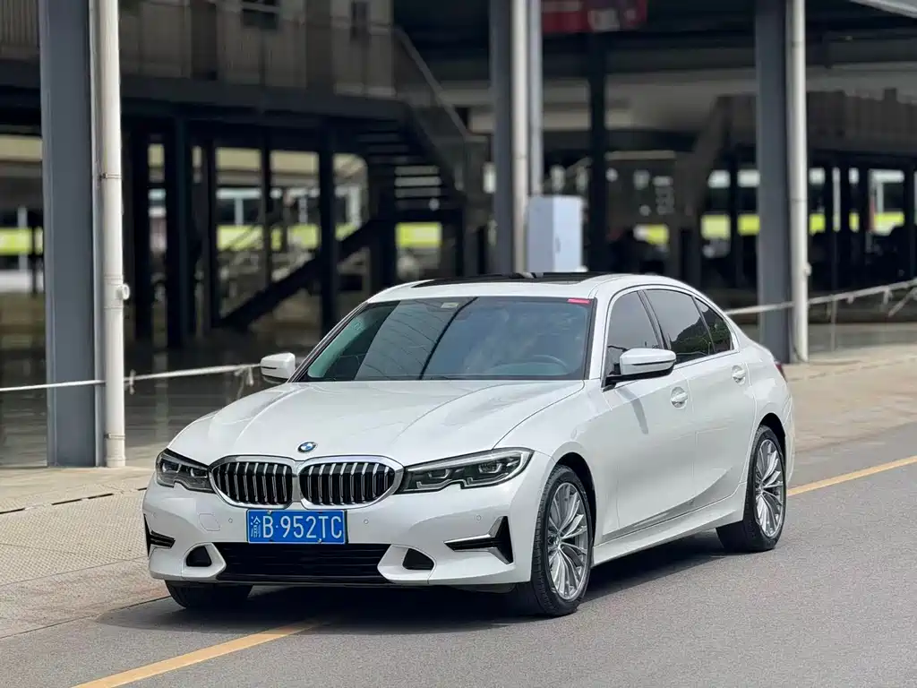 BMW 3 Series 2019 — фото 1