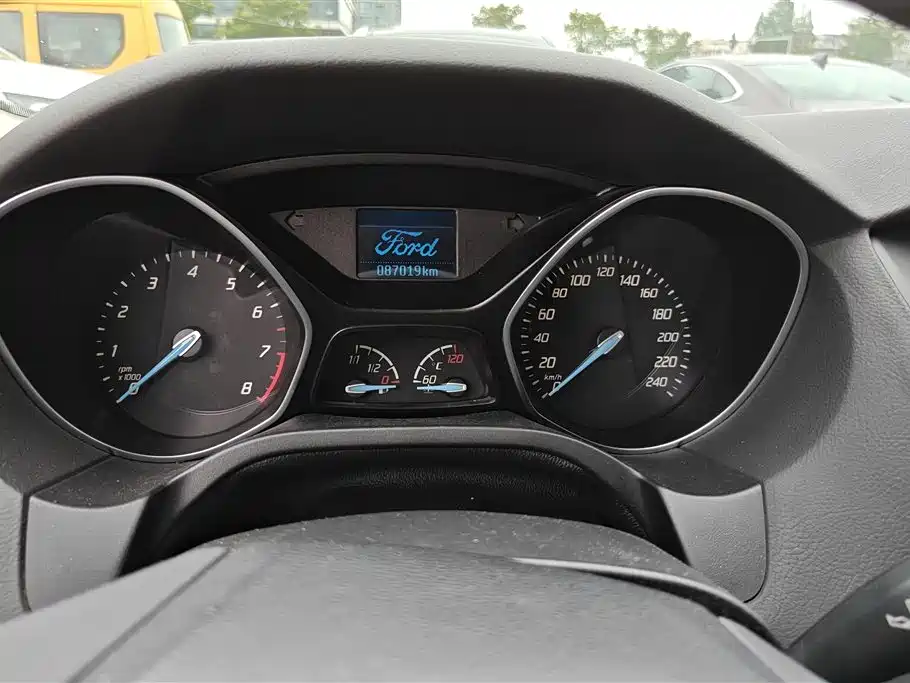 Ford Focus 2014 — фото 14