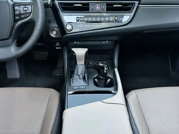 Lexus ES 2023