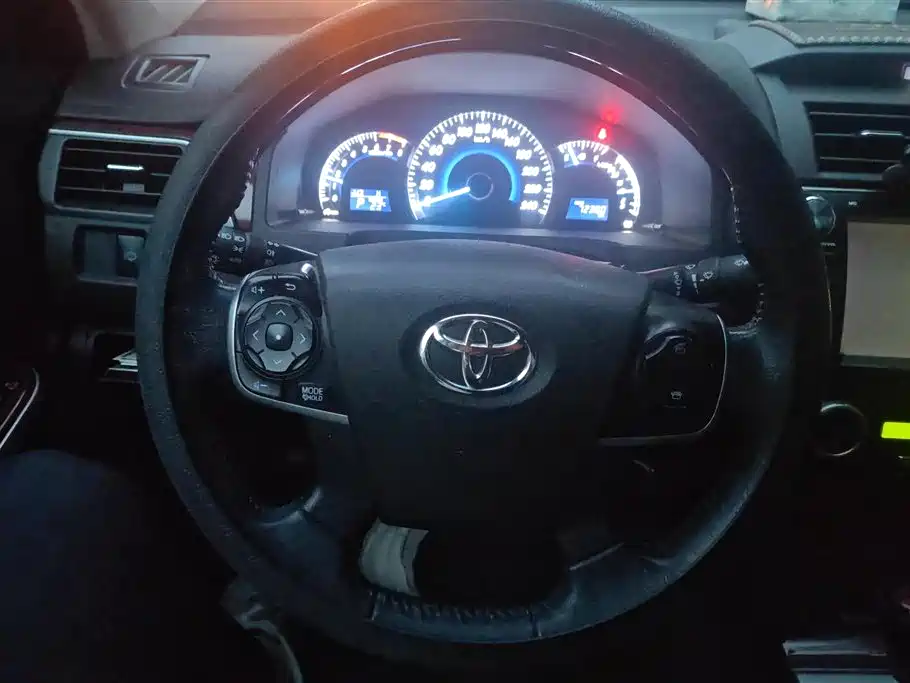 Toyota Camry 2014 — фото 15