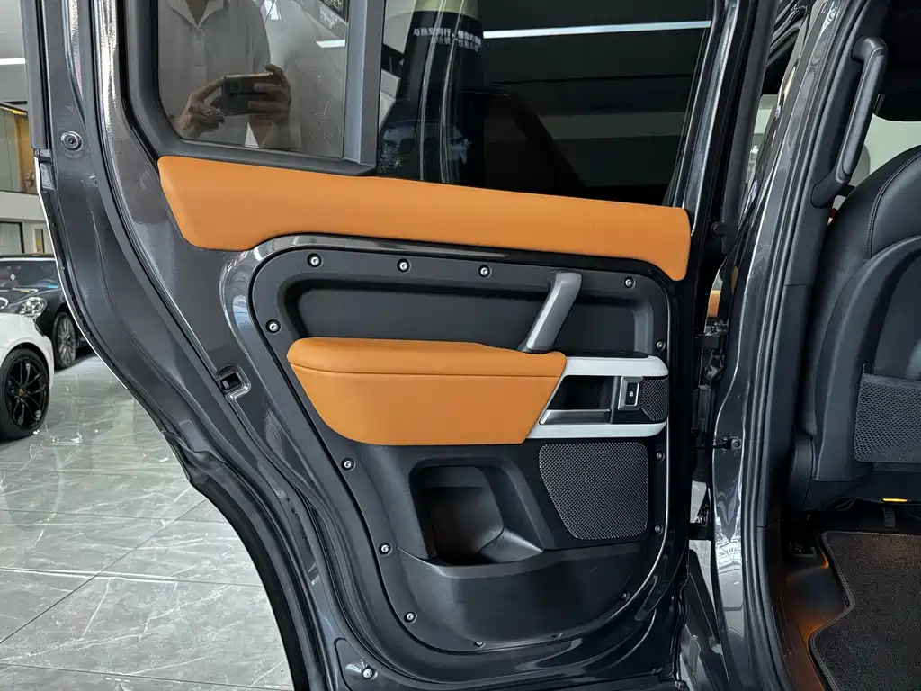 Land Rover Defender 2024 — фото 17